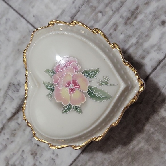 Vintage Porcelain Heart Musical Trinket Box - Picture 1 of 10